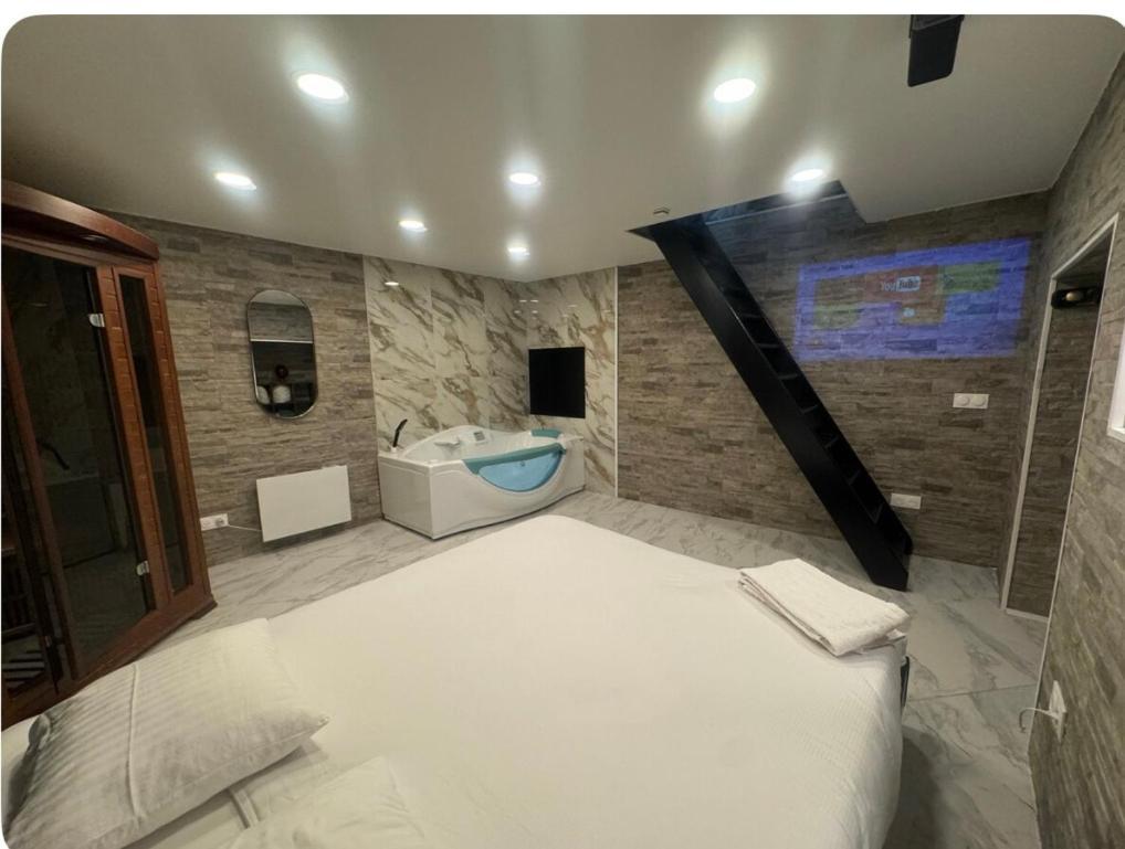 Maison Appartement Triplex Avec Jacuzzi Et Sauna 생테티엔 외부 사진